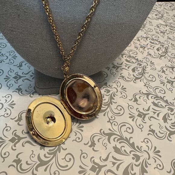 Locket by Sarah Coventry Vintage Goldtone Chain on Pendant With Hang Tag - Picture 6 of 8